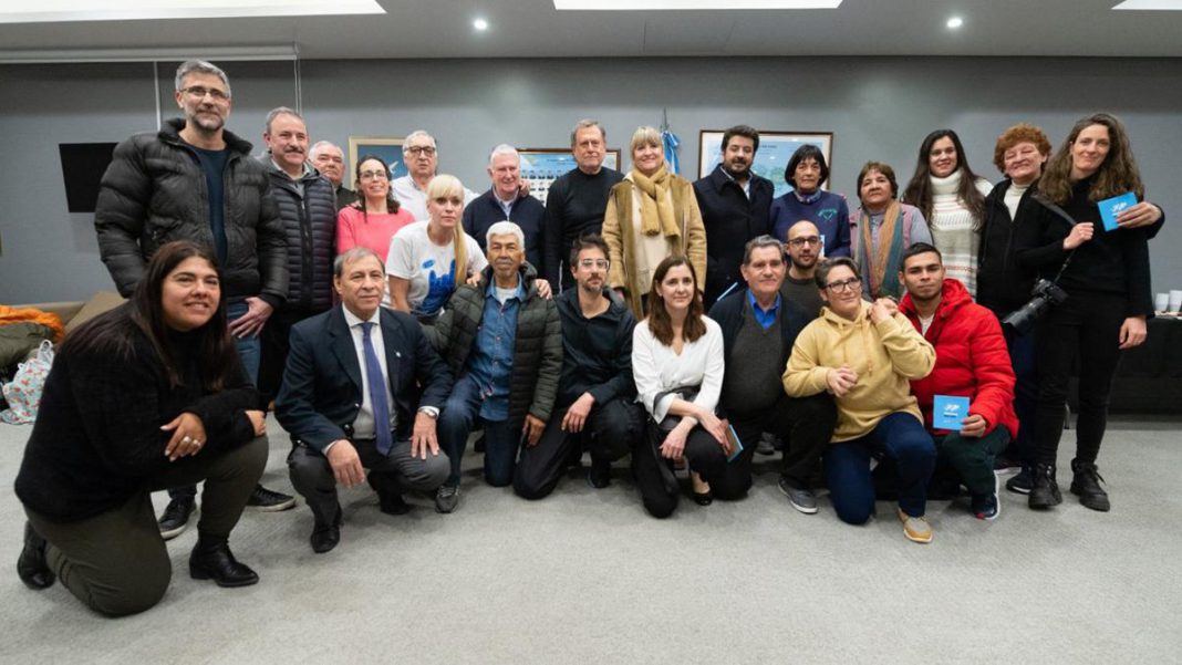 volvieron-de-malvinas-familiares-de-soldados-enterrados-en-el-cementerio-de-darwin