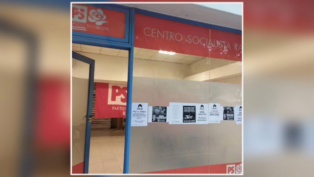 repudian-la-vandalizacion-de-un-local-socialista-con-carteles-de-milei