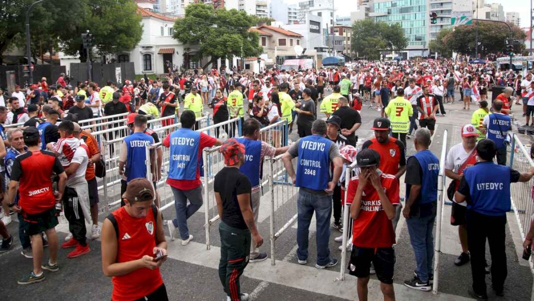 hubo-incidentes-entre-hinchas-de-river-y-la-policia-antes-del-superclasico-en-el-estadio-monumental