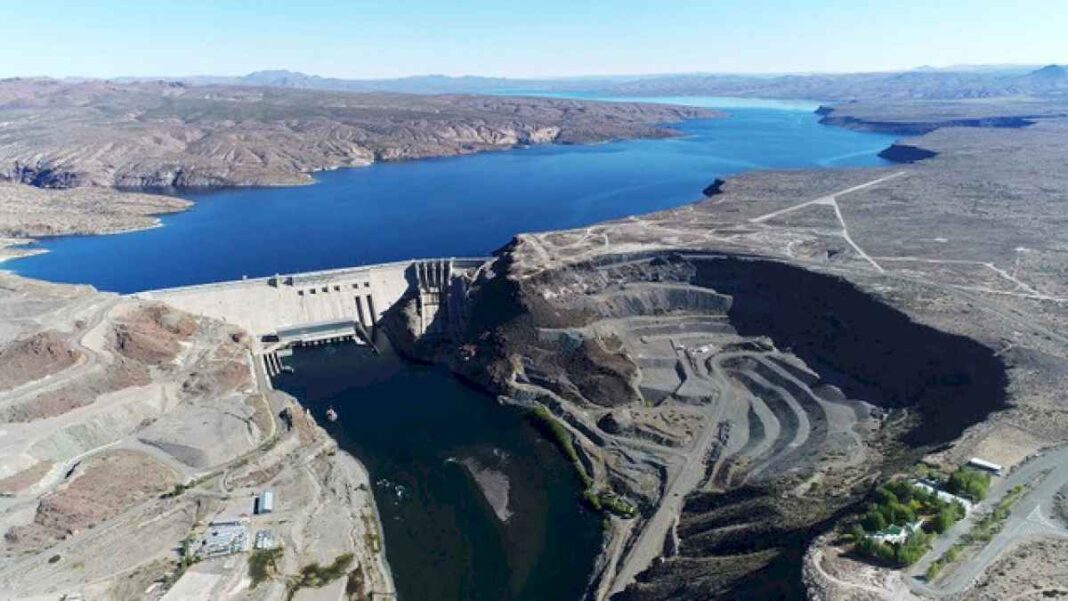 mas-tension-en-la-patagonia:-en-plena-pugna-con-chubut,-neuquen-y-rio-negro-presionan-por-las-hidroelectricas