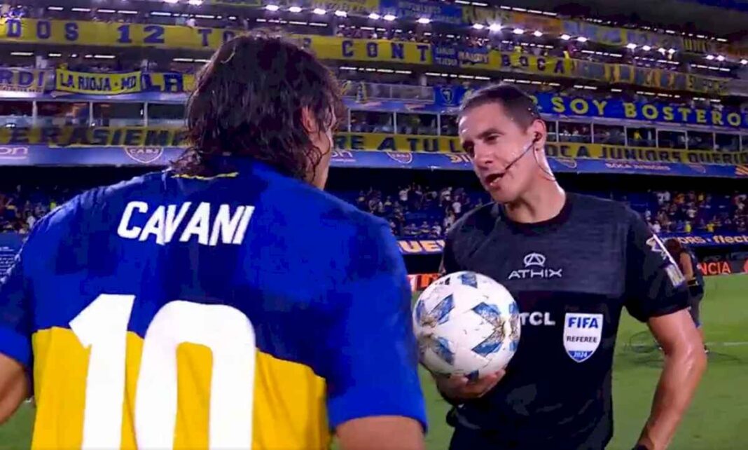 el-llamativo-pedido-del-arbitro-pablo-echavarria-que-descoloco-a-edinson-cavani