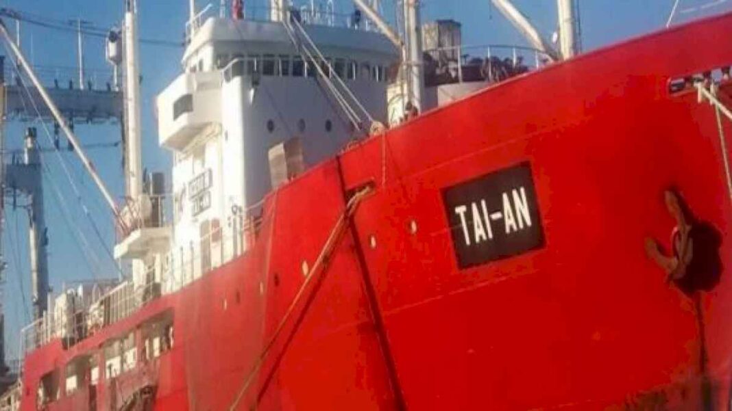 «una-ilegalidad-de-grandes-proporciones»:-denuncian-pesca-ilegal-de-toneladas-de-merluza-negra-por-parte-de-un-buque-chino