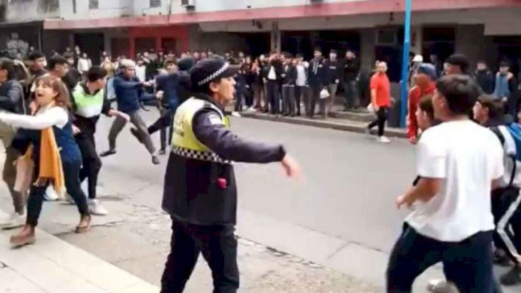 batalla-campal-en-tucuman:-estudiantes-se-agarraron-a-trompadas-en-la-calle-y-la-policia-no-los-podia-frenar