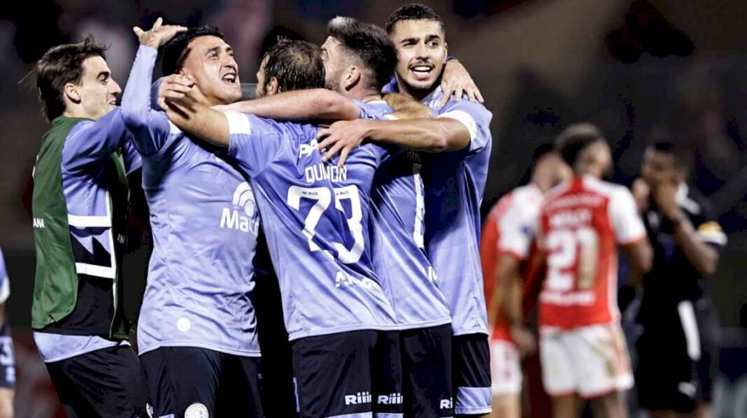 historico:-belgrano-le-gano-2-1-a-inter-de-porto-alegre-en-brasil-y-paso-como-puntero-en-la-copa-sudamericana