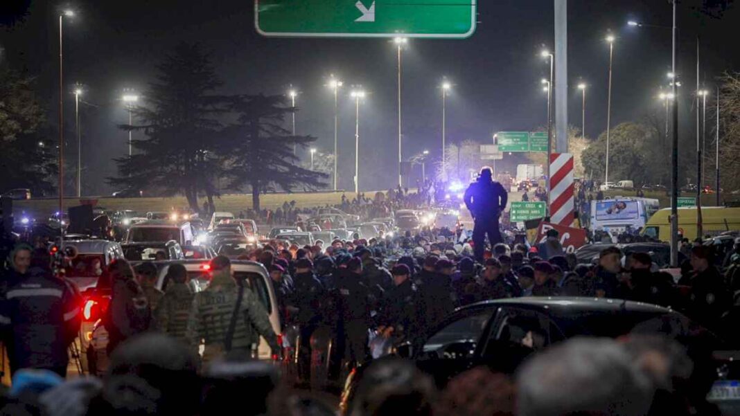 la-seleccion-argentina-llego-al-pais-y-miles-de-hinchas-esperan-a-los-jugadores-en-el-predio-de-ezeiza