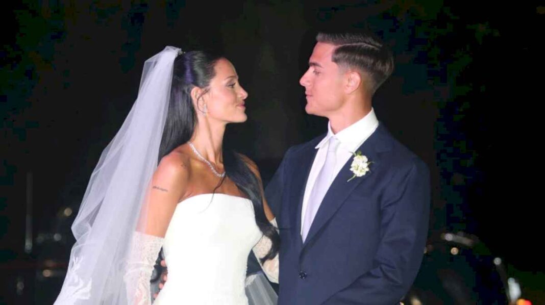 el-curioso-detalle-de-paulo-dybala-en-la-foto-de-su-casamiento-que-sorprendio-a-todos-sus-seguidores