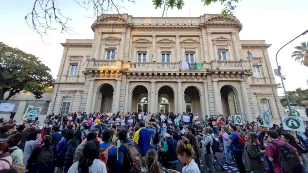 cierre-del-hospital-bonaparte:-los-trabajadores-hicieron-vigilia-y-afirmaron-estar-«atonitos»-por-la-decision-del-gobierno