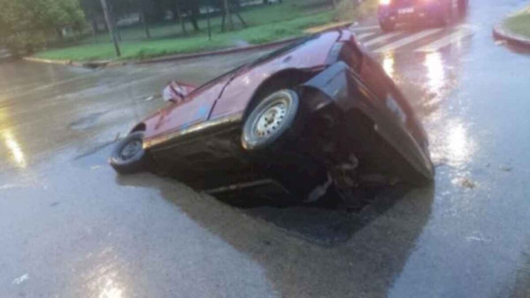 cordoba:-asi-lo-«trago»-un-socavon-en-avenida-velez-sarsfield-durante-la-tormenta