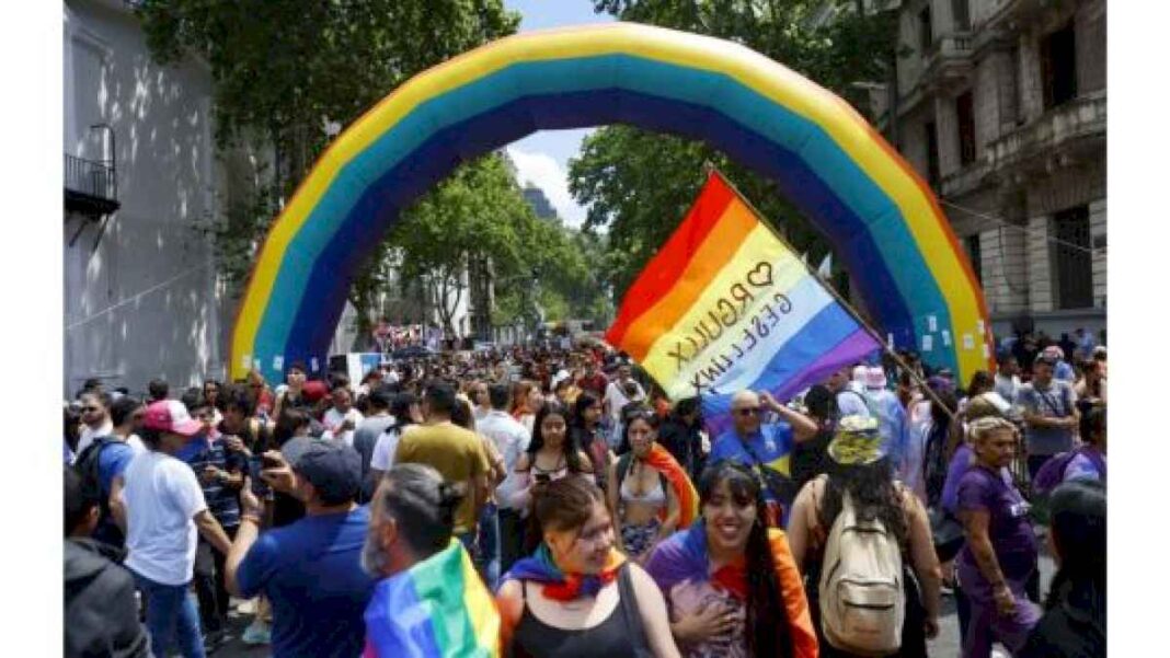 cambio-de-epoca:-sin-apoyo-gubernamental-se-hace-la-primera-marcha-del-orgullo-lgbtiq+-durante-la-gestion-milei