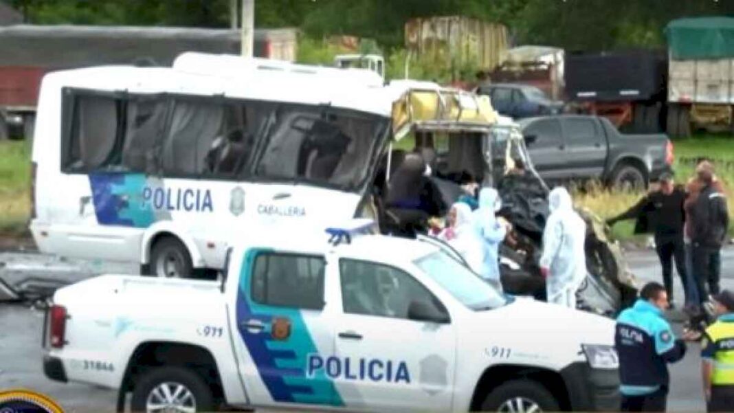 tragico-accidente:-una-combi-de-la-bonaerense-choco-contra-un-camion-cisterna-y-murieron-cuatro-policia