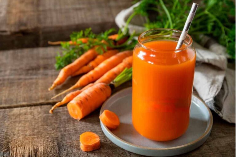 Para qué sirve tomar jugo de zanahoria con cúrcuma