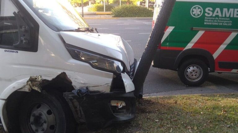 Impresionante choque en avenida 9 de Julio: una combi se quedó sin frenos