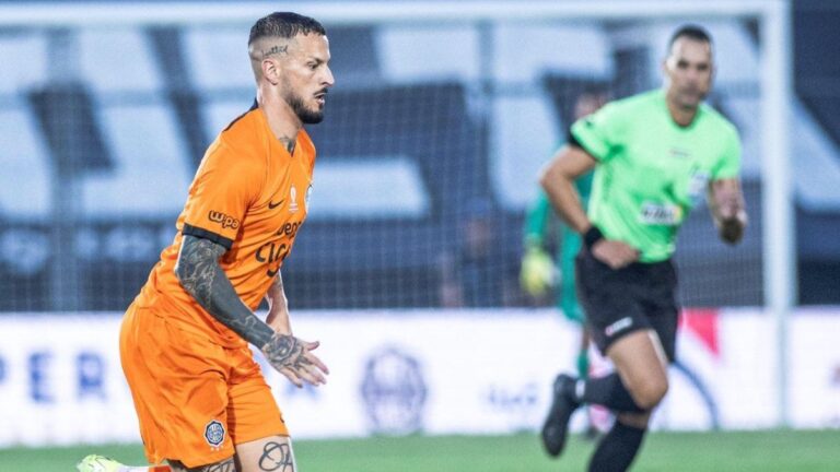Mal arranque: las feroces críticas de los hinchas de Olimpia contra Darío Benedetto