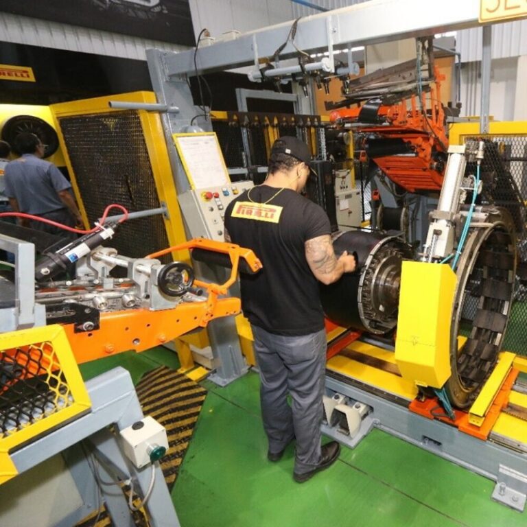La empresa de neumáticos Pirelli frena la producción por la crisis económica del país