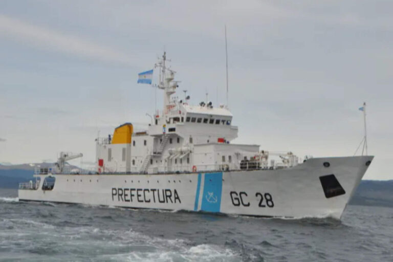 El Gobierno de Milei multó a un buque chino que pescó ilegalmente en el Mar Argentino