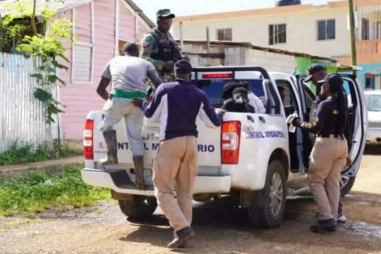 Haitianos ilegales atacan violentamente a agentes de migración