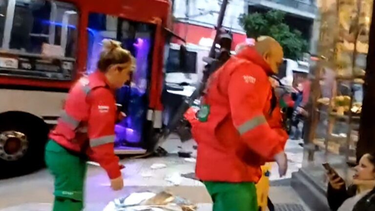 Un colectivo chocó contra un semáforo en Recoleta: hay al menos 14 heridos