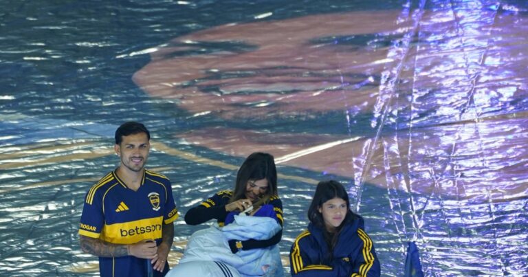 Los hits que cantó Paredes en su presentación