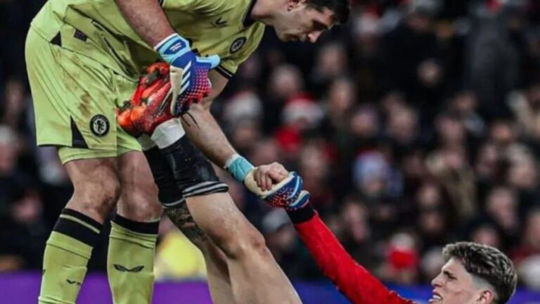 Dibu Martínez se acerca al Manchester United y Garnacho podría irse al Aston Villa