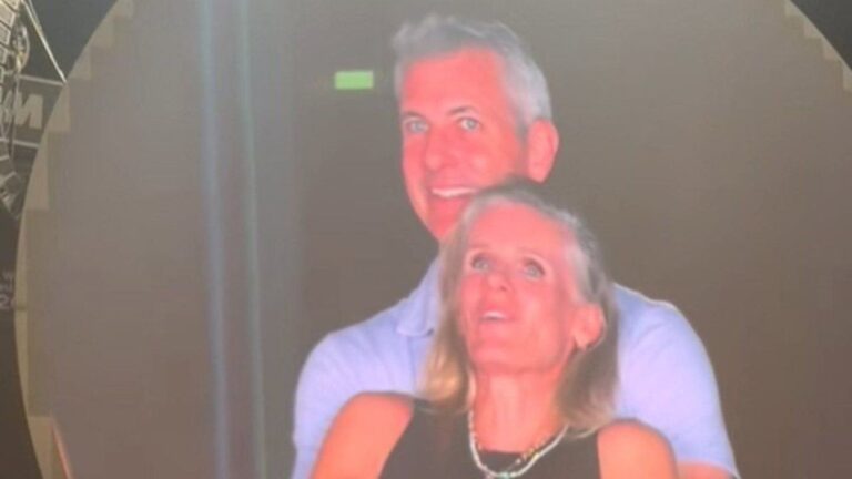 Coldplay reveló accidentalmente a una pareja de infieles en pleno show