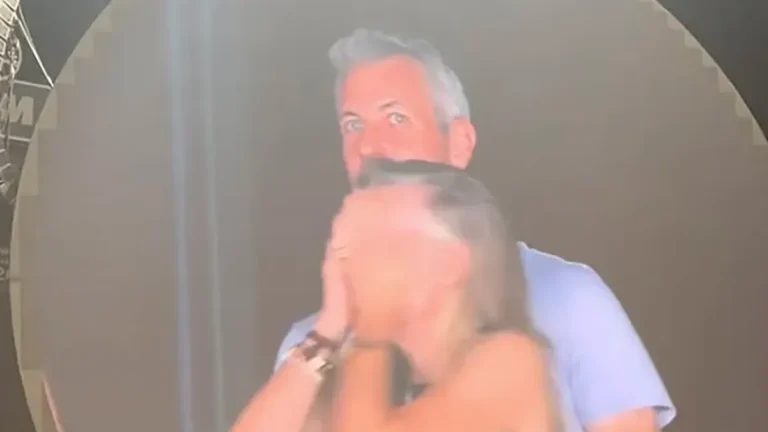 Quiénes son los amantes que protagonizaron un escándalo en el show de Coldplay