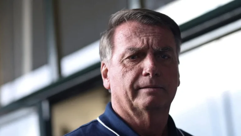 La Corte de Brasil le impuso a Bolsonaro el uso de tobillera electrónica y le prohibió la utilzación de redes