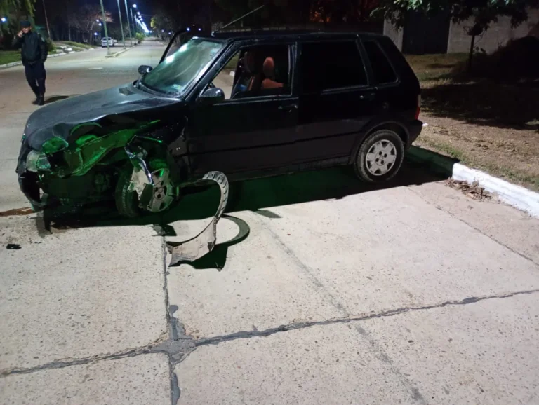 Borracho al volante chocó una columna de alumbrado público y resultó con heridas al igual que su acompañante.