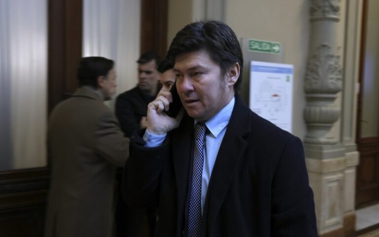 Temen salir cuartos: Karina quiere que Milei viaje a Corrientes para resucitar la campaña de Almirón