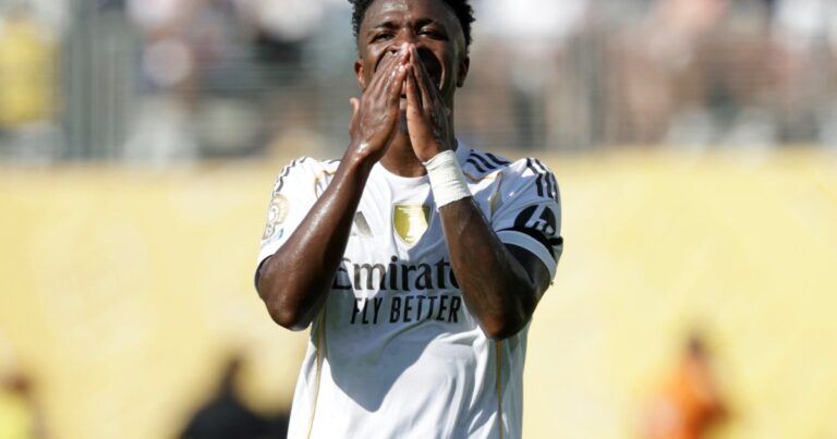 Vinicius, sin firma y con futuro en duda en el Real Madrid