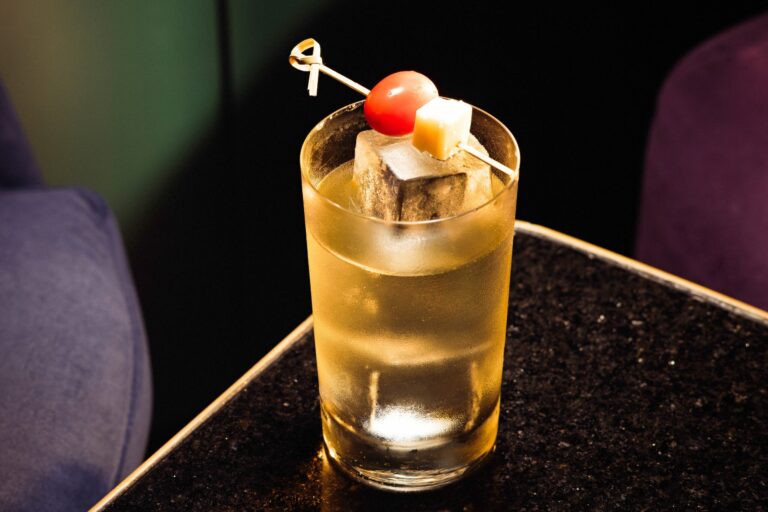 El trago anti resaca: fue inspirado en una reina y hoy divide aguas entre quienes lo aman y otros que jamás lo elegirían