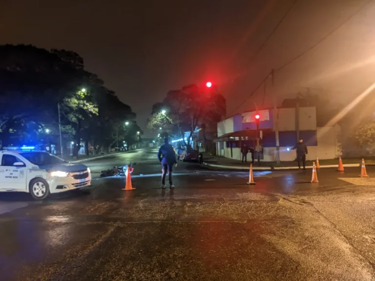 Graves consecuencias en un choque entre dos motos en Monseñor Tavella y Ricardo Rojas la noche de este viernes