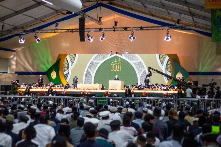 Musulmanes de 100 países del mundo se reunieron en Reino Unido para promover la fraternidad universal