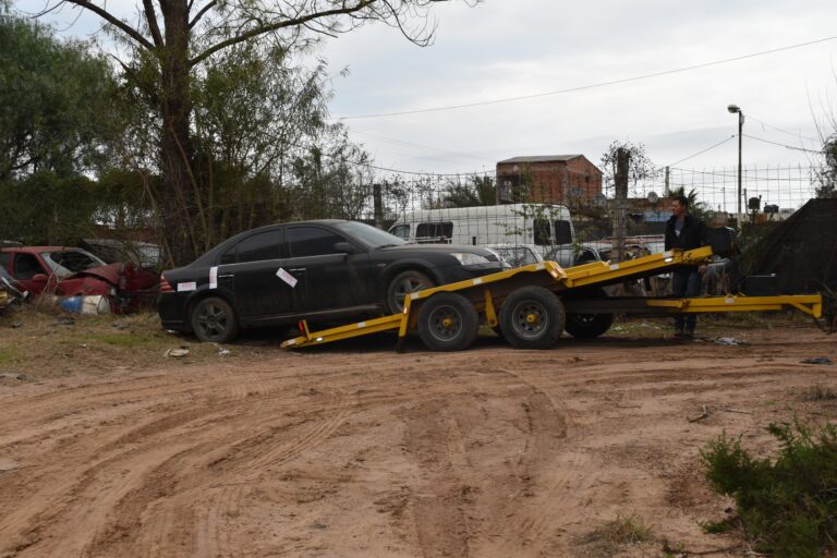 Colón realiza operativos en la calle y retira vehículos abandonados