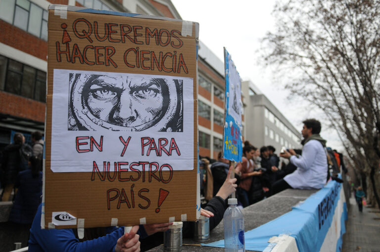 Científicos en alerta por un Conicet que puede desaparecer