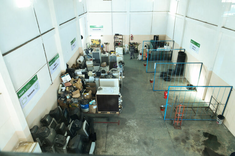 Reabren centro de residuos electrónicos