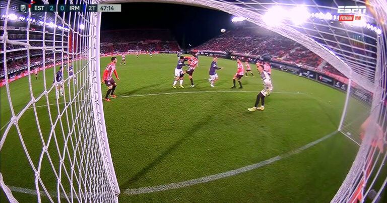 Video: el insólito manotazo de Benedetti que dejó con diez a Estudiantes