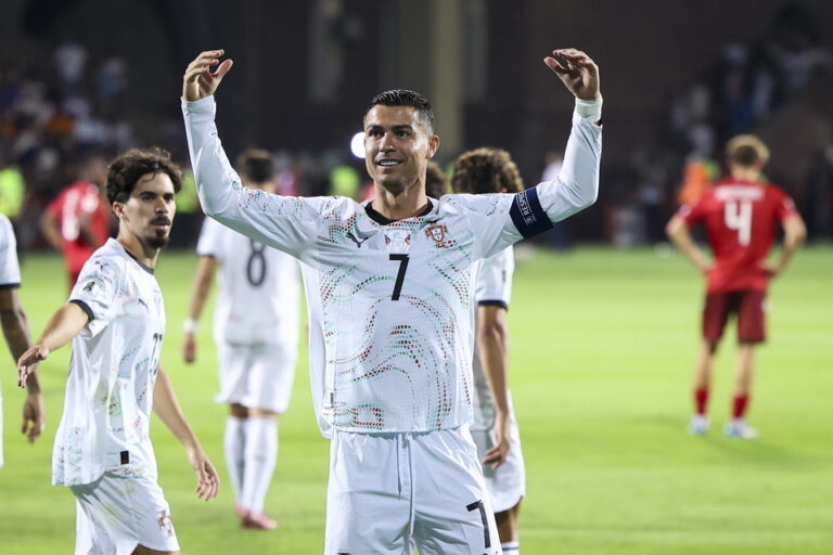 De la mano de Cristiano, Portugal arrancó con el pie derecho