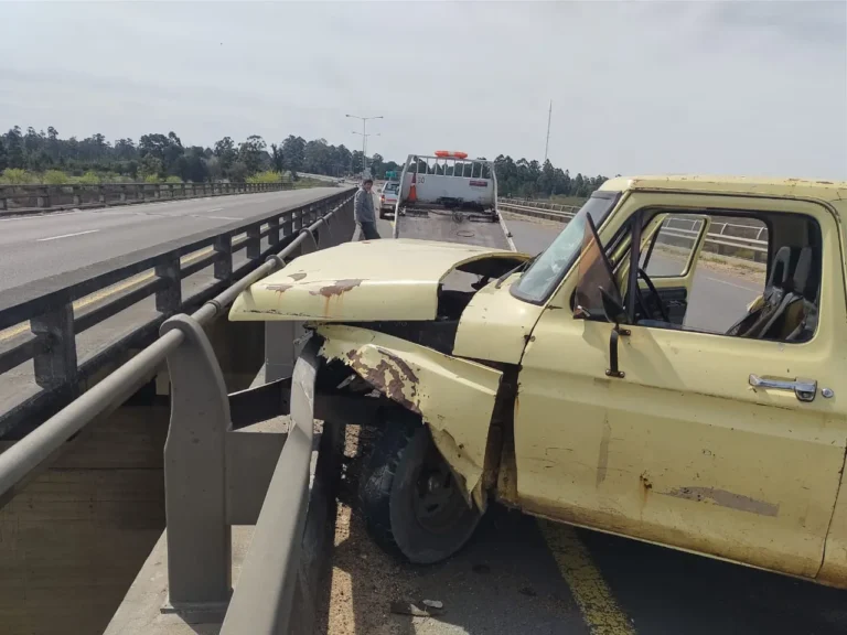 El mal estado de la calzada del puente sobre el Arroyo Yuquerí causó un herido al descontrolarse la camioneta en la que viajaba.