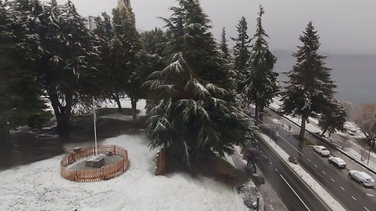 Una intensa nevada cubrió de blanco a Bariloche en pleno septiembre