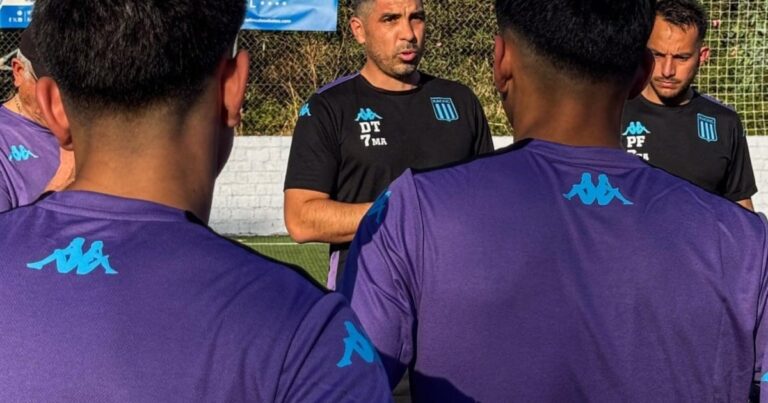 Chaco Martínez, técnico del Racing que jugará la final vs Barcelona, con Olé: «Estos chicos emocionan y no son menos que nadie»