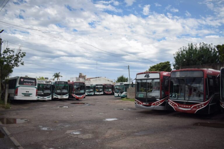 Continúa el paro de colectivos en Paraná y a excepción de  las líneas del área metropolitana