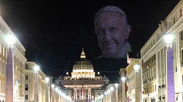 Conmovedor homenaje: miles de drones recrearon la imagen del papa Francisco en el cielo del Vaticano