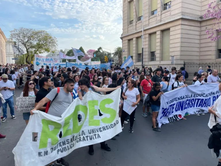 Masivas marchas en defensa de la universidad y en contra de los vetos presidenciales