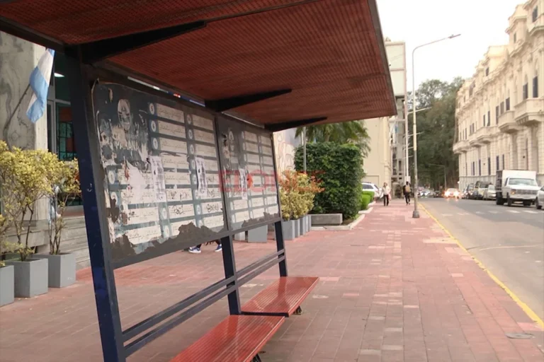 El paro de colectivos continua aun cuando pagaron el 25 % de los sueldos.