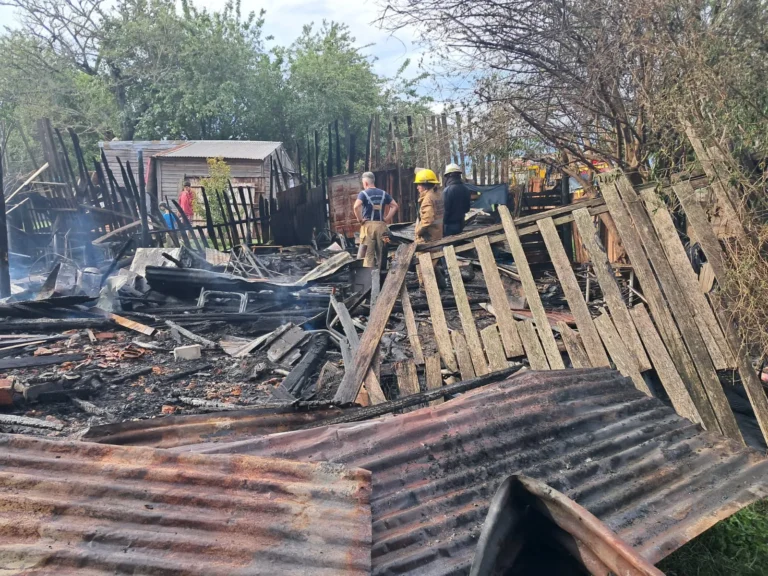 Se prendió fuego una casa y las pérdidas fueron totales, investigan que produjo el incendio.