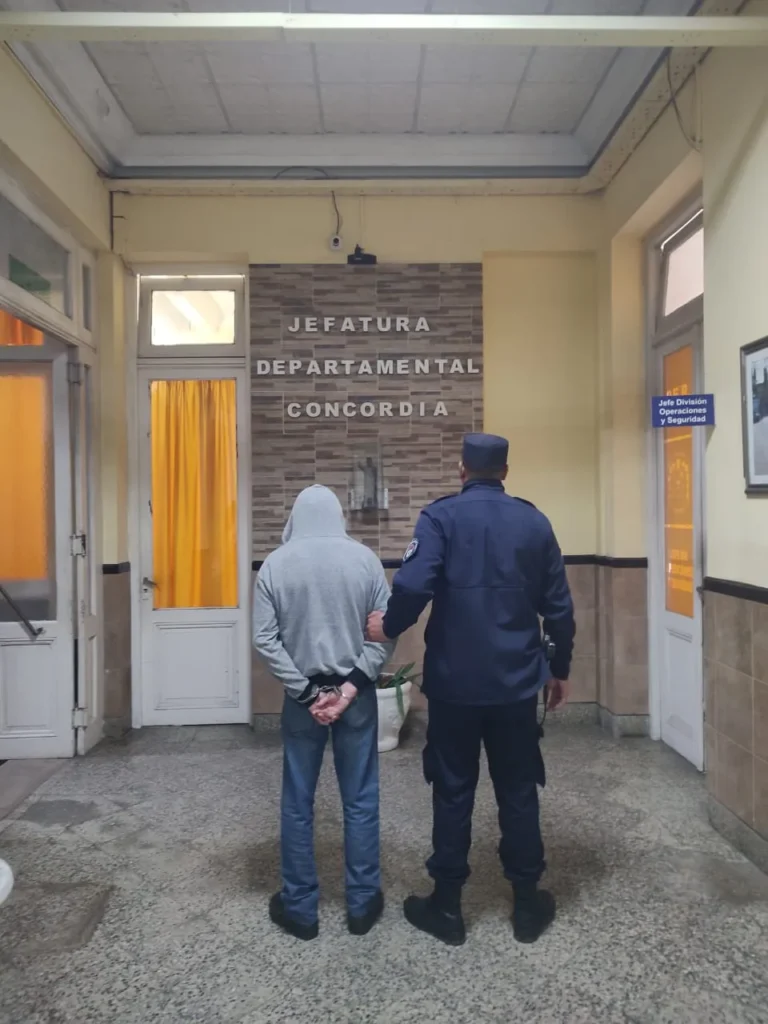 APREHENSIÓN DE UN HOMBRE POR PRESUNTO DELITO DE EXHIBICIONES OBSCENAS