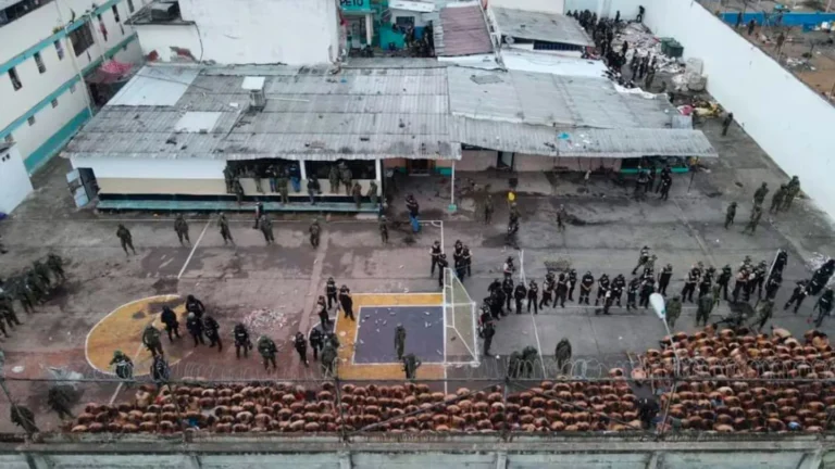 Una pelea entre bandas rivales con armas y explosivos causó 14 muertos en una cárcel de Ecuador