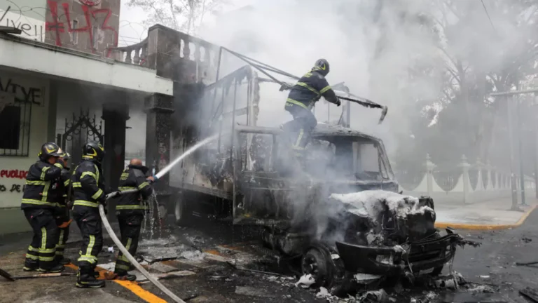 Protesta violenta en México: manifestantes encapuchados derribaron la puerta de un cuartel con un camión
