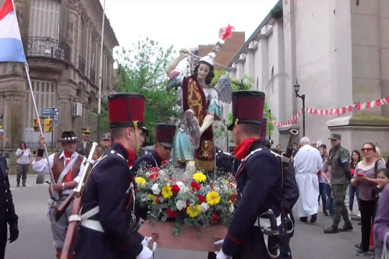 Procesión en honor a San Miguel Arcángel: el Patrono de Entre Ríos recorrió las calles de Paraná.