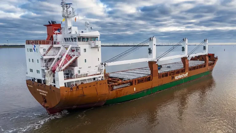 Un buque neerlandés quedó a la deriva en el mar Rojo tras un ataque atribuido a los rebeldes hutíes de Yemen